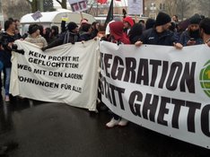 100% Tempelhofer Feld: 23. Januar 2016; Foto Harald Gindra Am 23. Januar demonstrierten mehr als 500 Menschen gegen die Einrichtung einer Massen-Unterkunft in den Hangars und mit Behelfsbauten auf dem Vorfeld. Aufgerufen hatte eine Kiezinitiative aus Neukölln, die auch direkte Unterstützung von Flüchtlingen organisiert. Zahlreiche Bewohner_Innen aus der bestehenden Hangar-Notunterkunft nahmen ebenfalls teil. In einem detailreichen Beitrag stellte ein Geflüchteter die Widrigkeiten der Unterbringung dar. Nach wie vor sind sanitäre Bedingungen, die Enge in den provisorischen Abteilen, der Lärm in den großen Hallen und die Bewegungs- und Beschäftigungsmöglichkeiten von Erwachsenen und der vielen Kinder unzumutbar. Die Initiative 100% THF, die das erfolgreiche Volksgesetz zum Tempelhofer Feld gegen die Bebauung organisiert hatte, trat gegen die am 28.1. dann von der SPD-/CDU-Koalition durchgepeitschte Änderung des THF-Gesetzes auf. H. Gindra